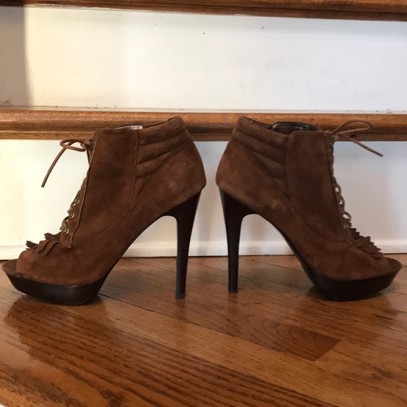 High heel suede bootie, lace up with kilt. - Picture 2 of 5